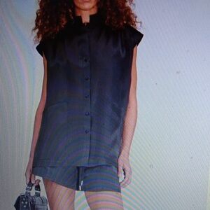 E LEI..BLACK SILK OVERSIZE TOP..SIZE 40